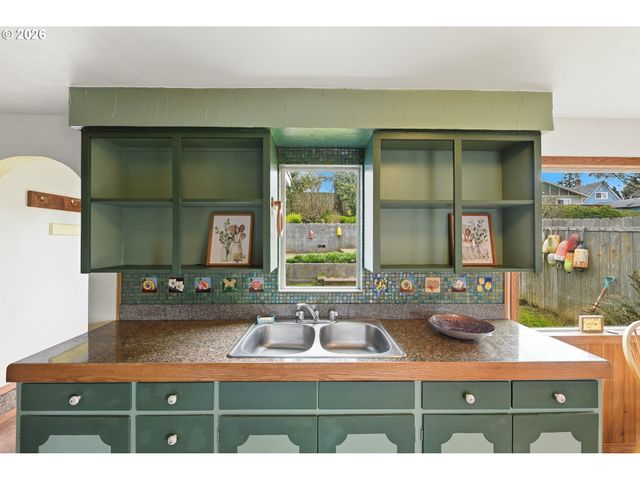 1545 MEADE St, North Bend, OR 97459