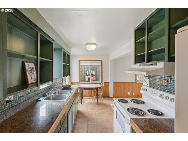 1545 MEADE St, North Bend, OR 97459