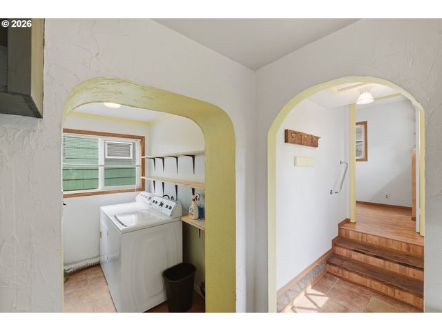 1545 MEADE St, North Bend, OR 97459