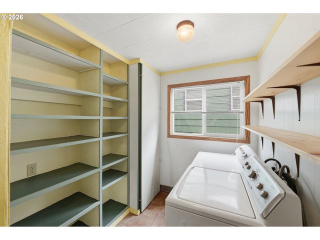 1545 MEADE St, North Bend, OR 97459