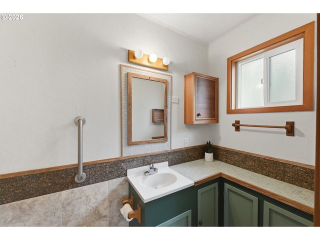 1545 MEADE St, North Bend, OR 97459