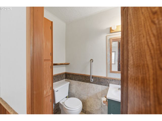 1545 MEADE St, North Bend, OR 97459