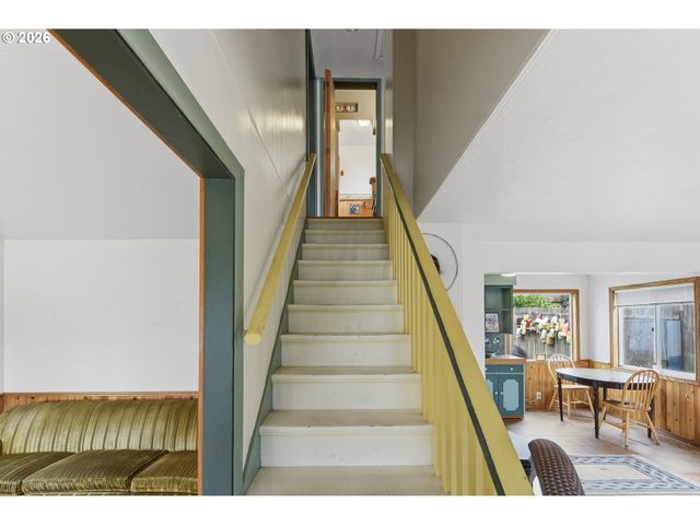 1545 MEADE St, North Bend, OR 97459