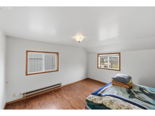 1545 MEADE St, North Bend, OR 97459