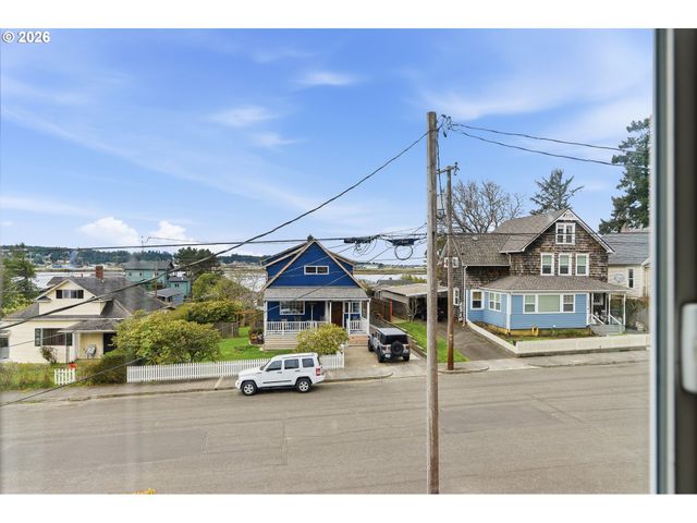 1545 MEADE St, North Bend, OR 97459