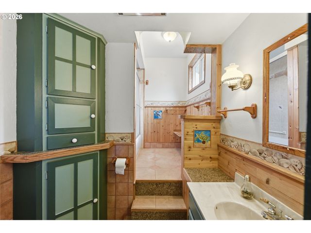 1545 MEADE St, North Bend, OR 97459