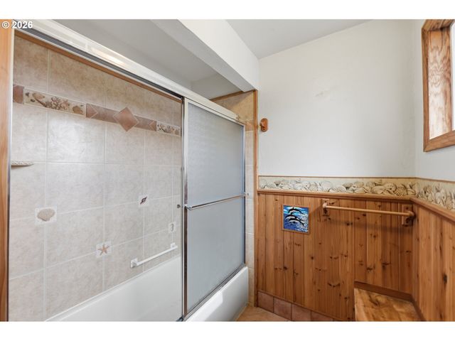 1545 MEADE St, North Bend, OR 97459