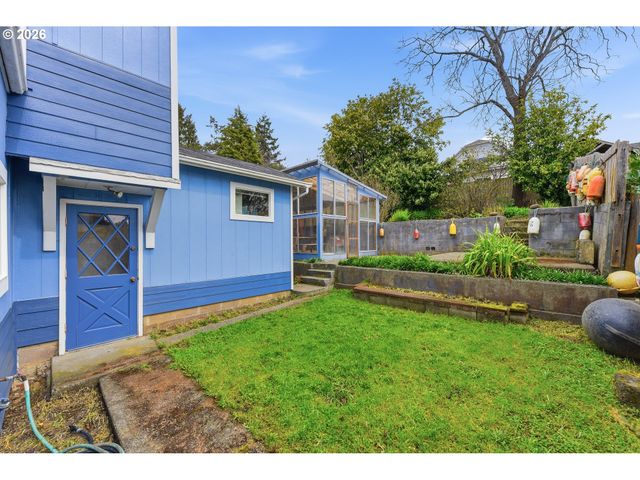 1545 MEADE St, North Bend, OR 97459