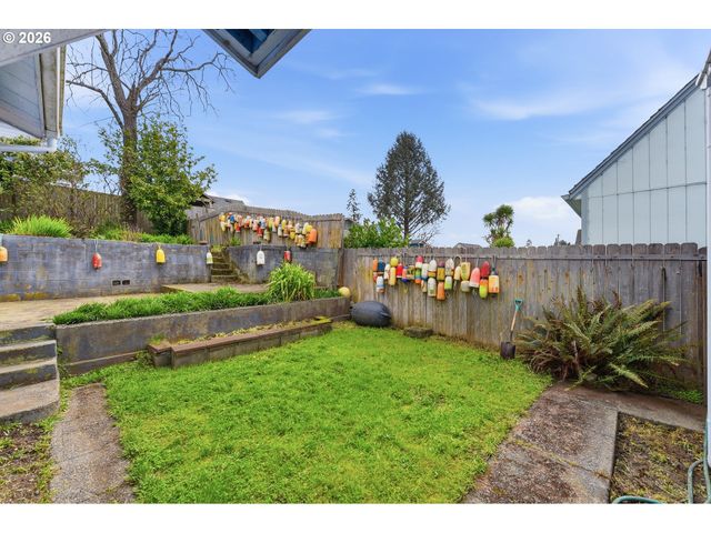 1545 MEADE St, North Bend, OR 97459