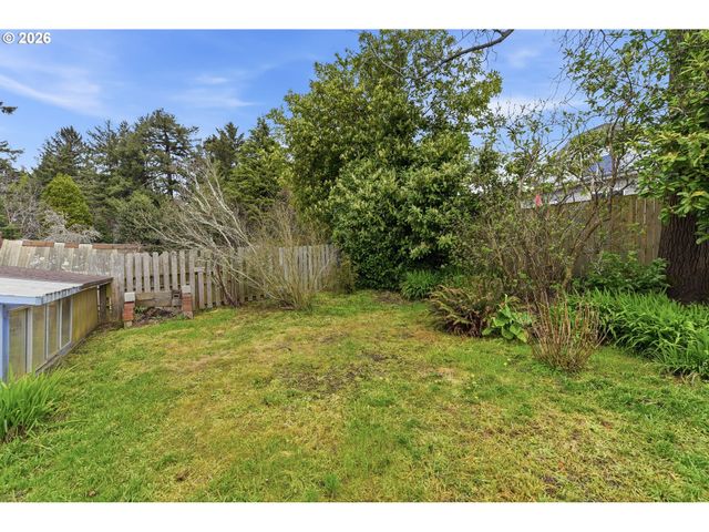 1545 MEADE St, North Bend, OR 97459