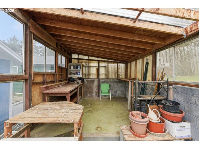 1545 MEADE St, North Bend, OR 97459