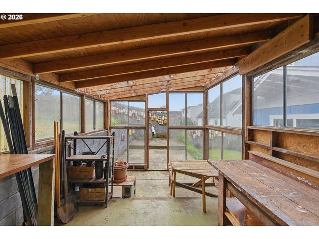 1545 MEADE St, North Bend, OR 97459