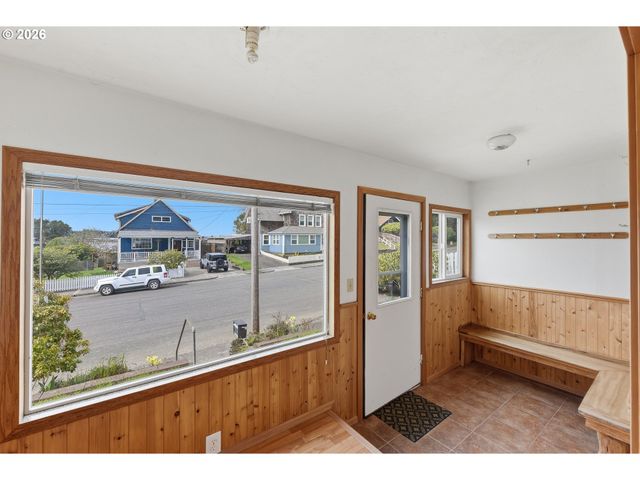 1545 MEADE St, North Bend, OR 97459