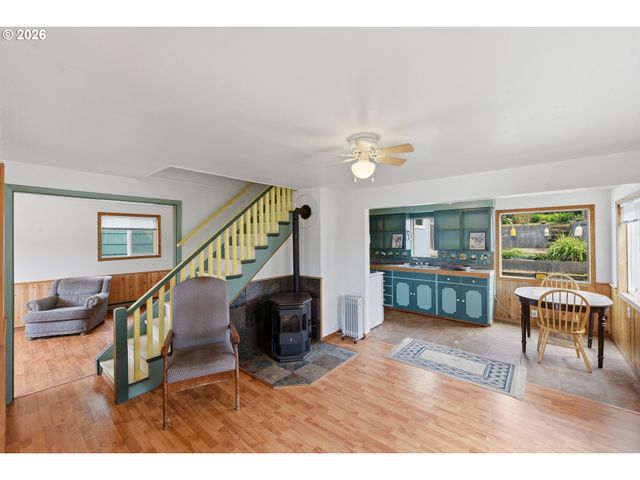 1545 MEADE St, North Bend, OR 97459