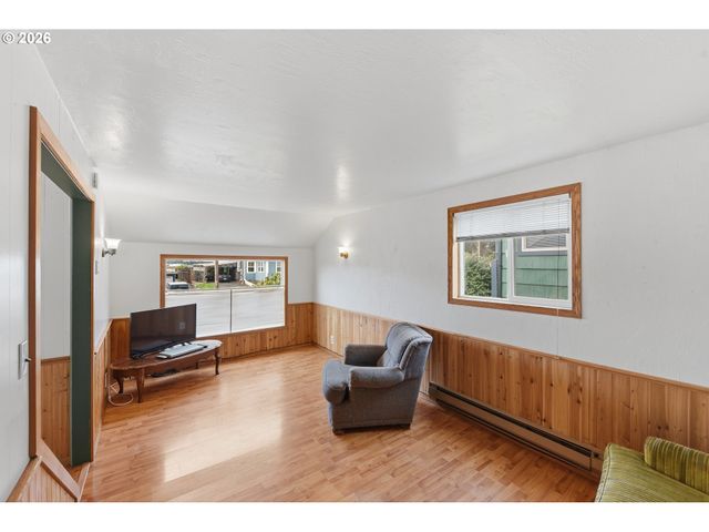 1545 MEADE St, North Bend, OR 97459