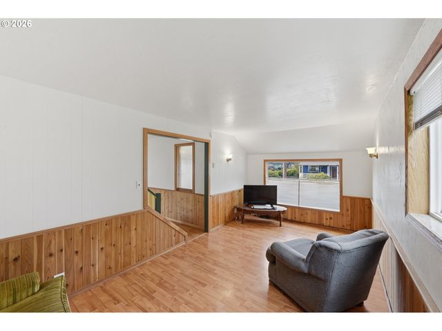 1545 MEADE St, North Bend, OR 97459