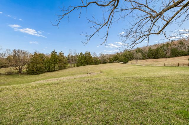 6200 Pinewood Rd, Nunnelly, TN 37137