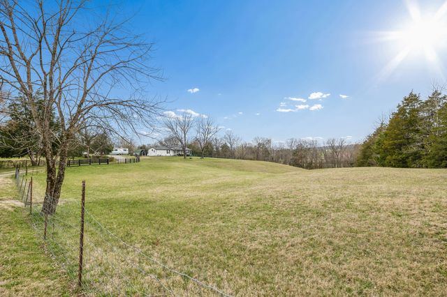 6200 Pinewood Rd, Nunnelly, TN 37137
