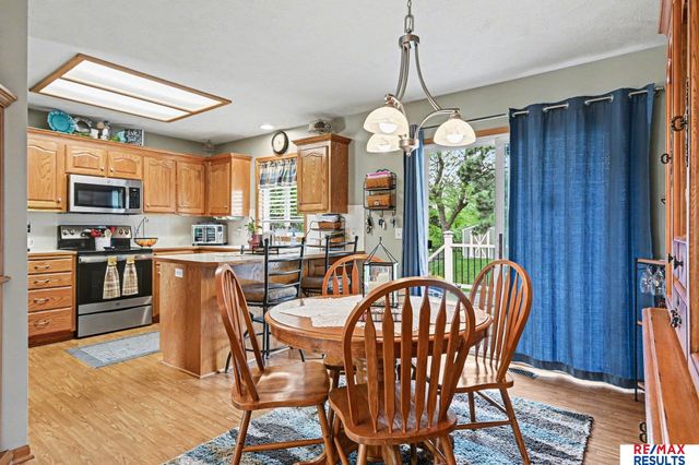 802 Cedar View Circle, Bellevue, NE 68123