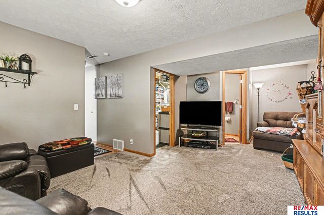802 Cedar View Circle, Bellevue, NE 68123