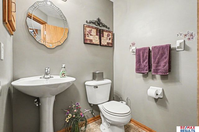 802 Cedar View Circle, Bellevue, NE 68123