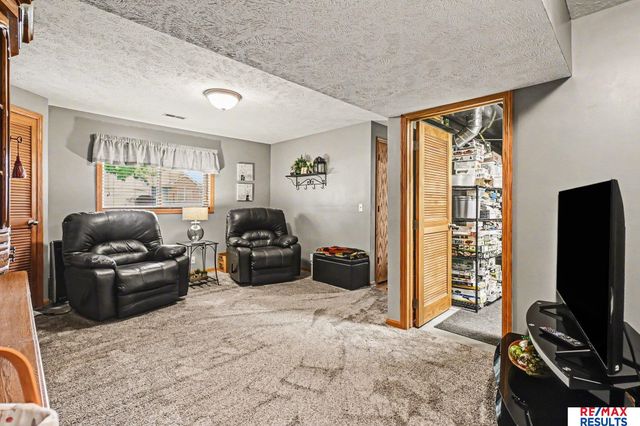 802 Cedar View Circle, Bellevue, NE 68123
