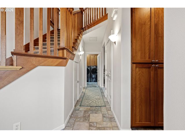 1401 RANIER Loop Nw, Salem, OR 97304