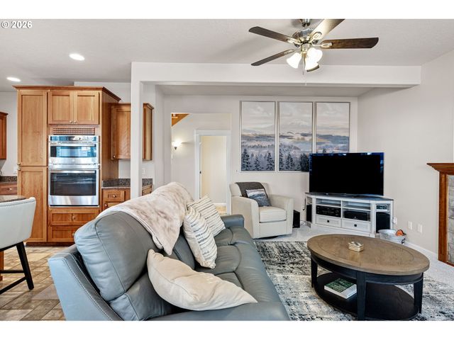 1401 RANIER Loop Nw, Salem, OR 97304