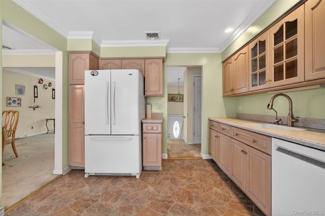 12 Spruce Court, Nanuet, NY 10954