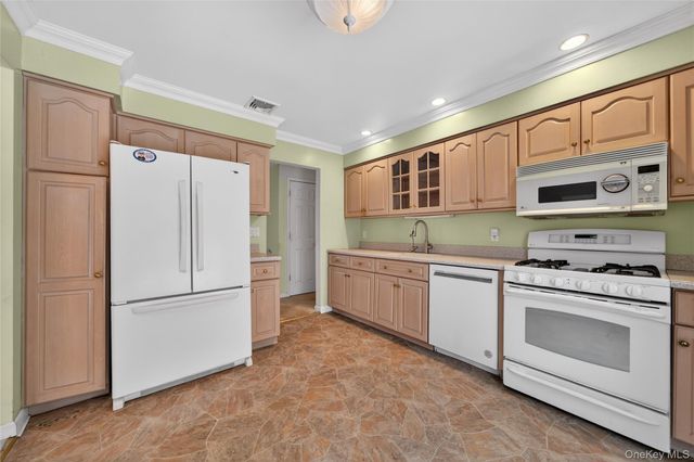 12 Spruce Court, Nanuet, NY 10954