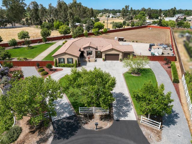 3741 N Mountain Hawk Court, Sanger, CA 93657
