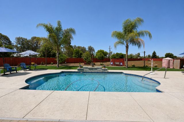 3741 N Mountain Hawk Court, Sanger, CA 93657