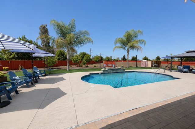 3741 N Mountain Hawk Court, Sanger, CA 93657