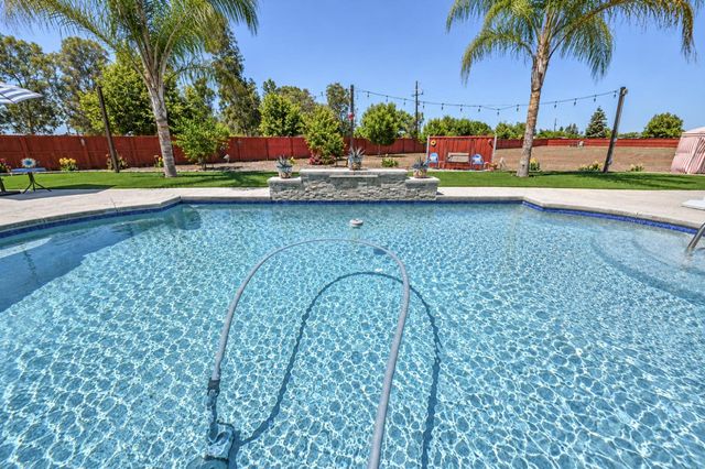 3741 N Mountain Hawk Court, Sanger, CA 93657