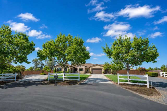3741 N Mountain Hawk Court, Sanger, CA 93657