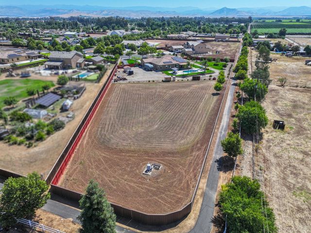 3741 N Mountain Hawk Court, Sanger, CA 93657