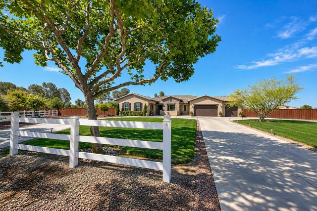 3741 N Mountain Hawk Court, Sanger, CA 93657