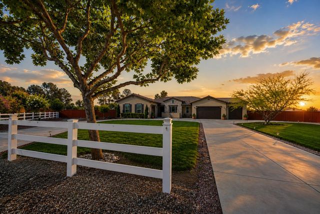 3741 N Mountain Hawk Court, Sanger, CA 93657
