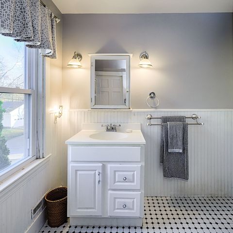 31 Marion St, Natick, MA 01760