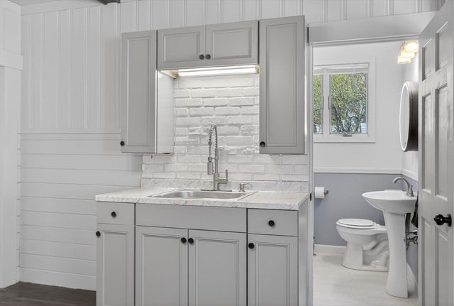 17 Hazel St, Fitchburg, MA 01420