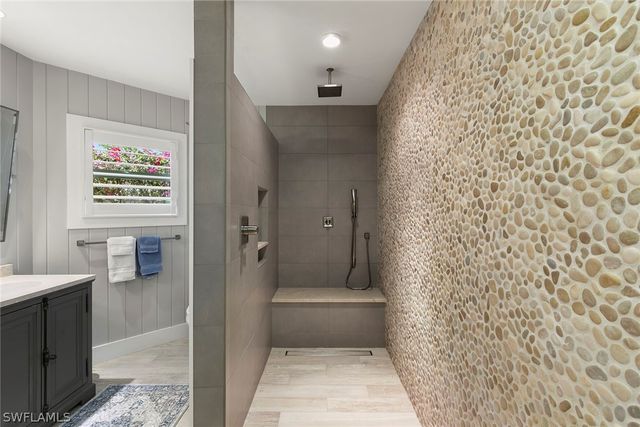 831 Rue Deville 2, Naples, FL 34108