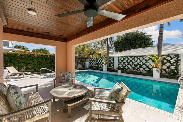 831 Rue Deville 2, Naples, FL 34108