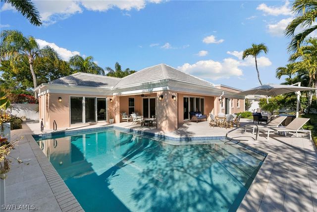 831 Rue Deville 2, Naples, FL 34108