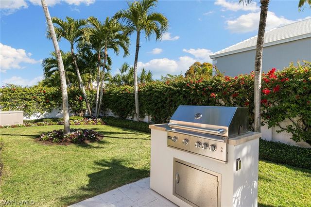 831 Rue Deville 2, Naples, FL 34108