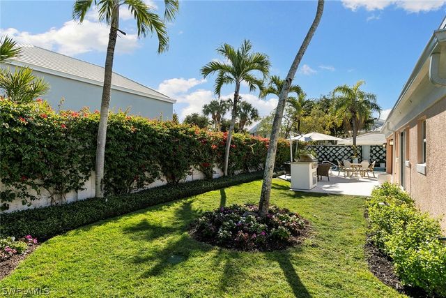 831 Rue Deville 2, Naples, FL 34108