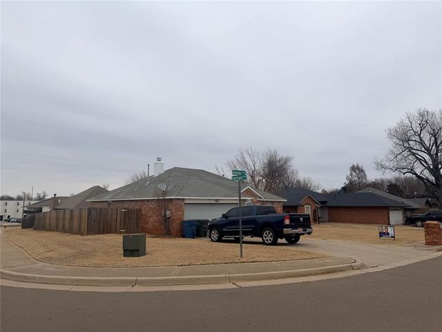 903 Queens Circle, Edmond, OK 73034