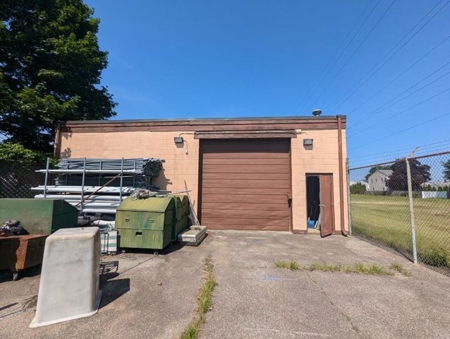 21 Pommenville St, Pawtucket, RI 02861