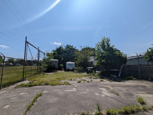 21 Pommenville St, Pawtucket, RI 02861