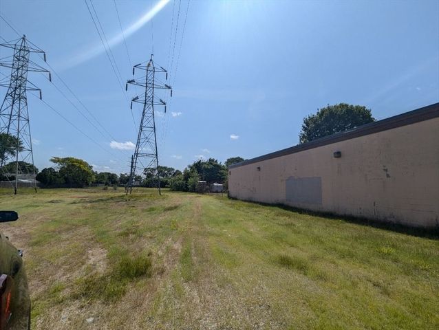 21 Pommenville St, Pawtucket, RI 02861