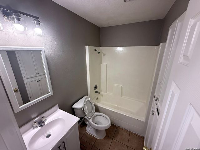 10040 Woodtrail, San Antonio, TX 78250